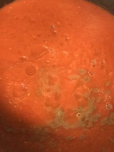煮込まれたトマトソース